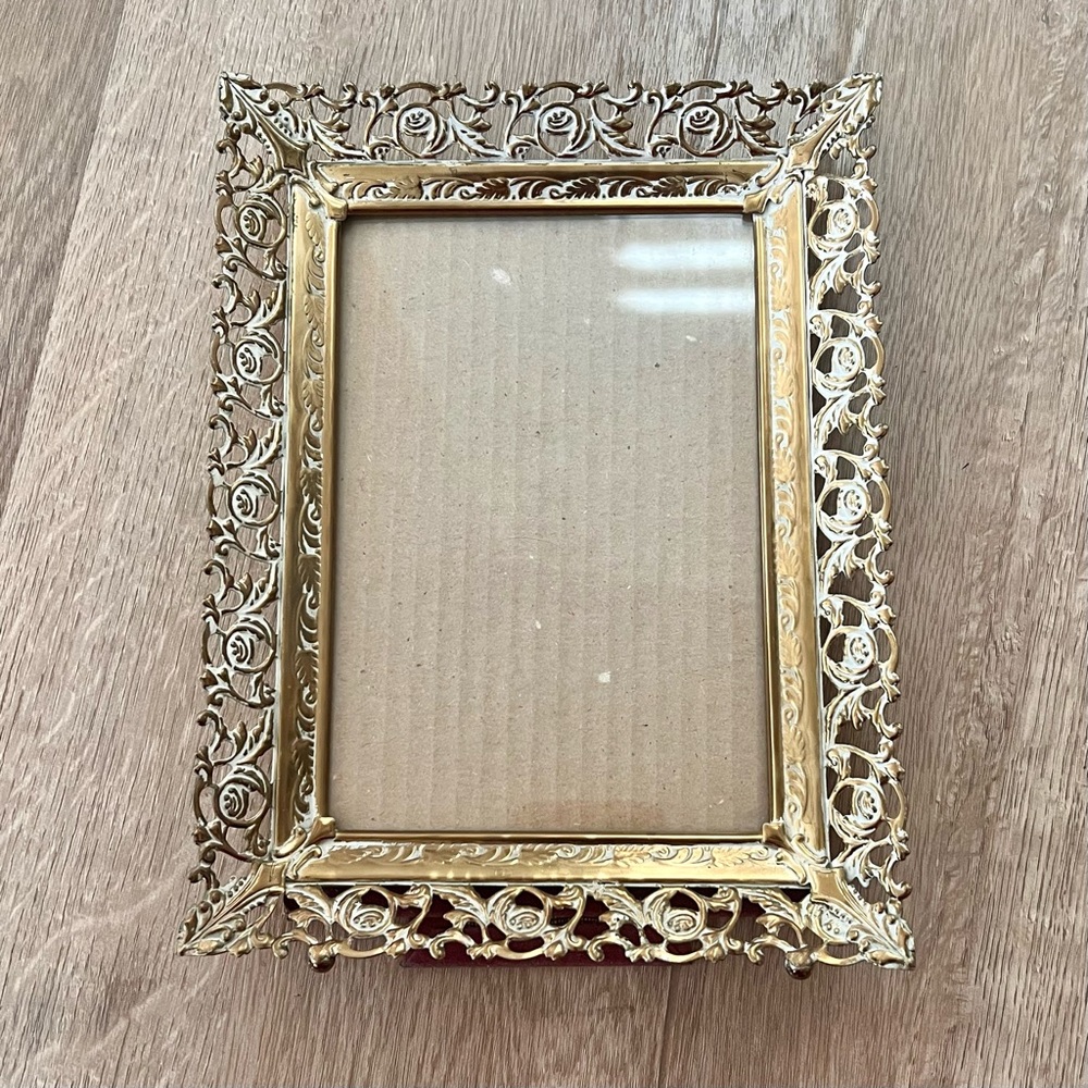 Vtg VICTORIAN Gold White Tone Filigree Metal PHOTO PICTURE FRAME W/ Glass 4"X6"